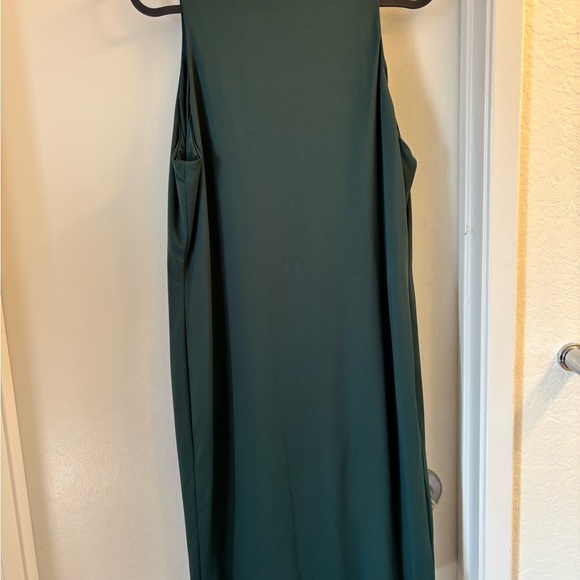 Elegant Green Sleeveless Dress - Picture 3 of 4